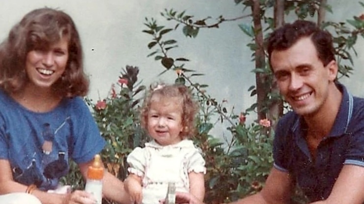 Daniela Aza de pequeña junto a su Mamá y su papá