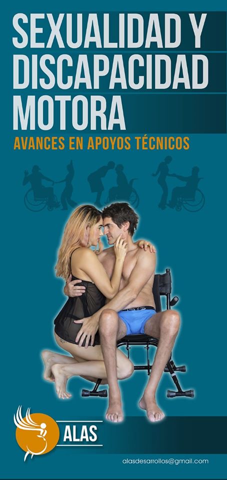 Un hombre sentado en un silla de ruedas que posibilita relaciones íntimas más activas junto a una mujer.