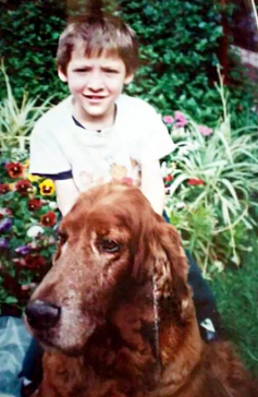 Bruno Máscolo cuando era niño abrazando a un perro