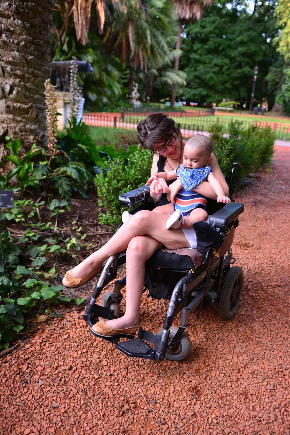 Anabella Mazzini en la silla de ruedas con su bebe en brazos.