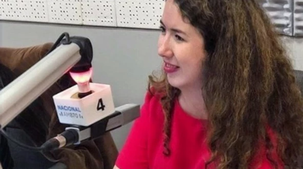 Daniela Aza trabajando como locutora en la radio nacional