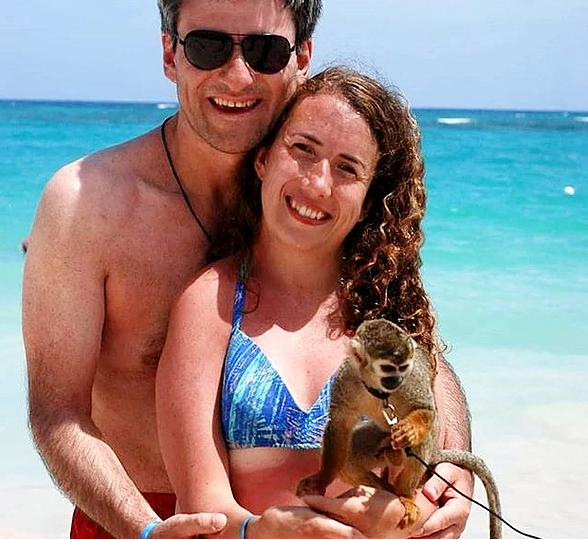 Daniela Aza abrazada a su marido en una playa